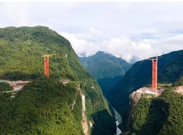 鶴峰溇水河上，峽谷中橋上建“橋”，配合完成宜來(lái)高速高難度架橋建設(shè)！