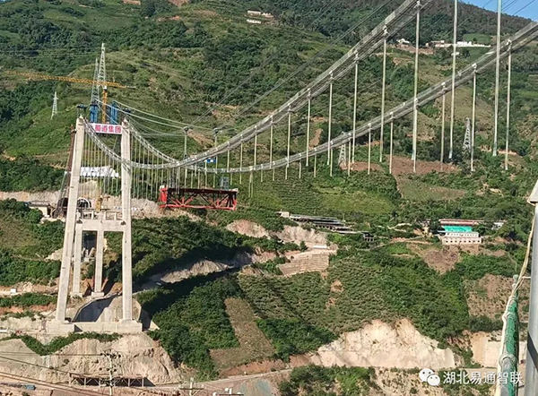 服務(wù)四川路橋 | 兩個在建特大橋纜索吊首吊成功！