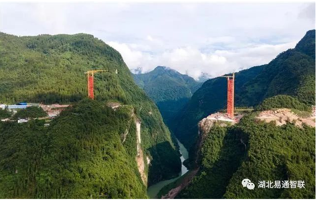 鶴峰溇水河上，峽谷中橋上建“橋”，配合完成宜來(lái)高速高難度架橋建設(shè)！