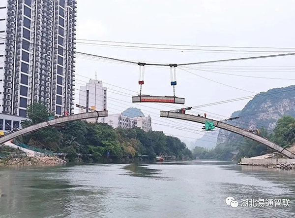 湖北易通助力廣西建工龍江六橋—精準(zhǔn)吊裝，首肋合攏